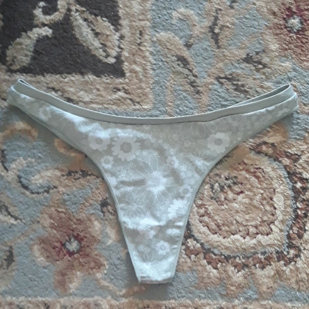 Pink VS thong - Picture 2 of 14